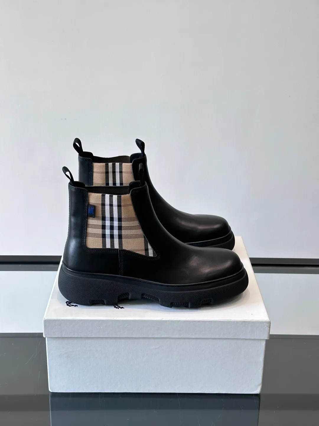 [Burberry] Top P: 920💰 Size: 39-44 (45. Customized) Burberry Matrix shoes👟Burberry autumn and winter men's high-top Chelsea boots, made with heavy industry! The upper is made of imported cowhide, with a slip-on design, classic plaid elastic straps, fine leather, and full of details. It is equipped with a classic and durable rubber thick sole, which increases the length of the legs. The cowhide lining is comfortable and breathable. It is easy to wear and fashionable, business and leisure, full of exquisite Italian style, and has a great look!